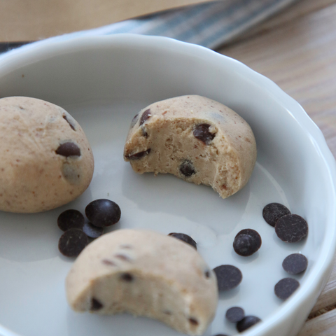 Cookie Dough NomNoms- Protein Bites – Chocolat Chip, bio, vegan mit Bio-Erythrit und Bio Erbsenprotein